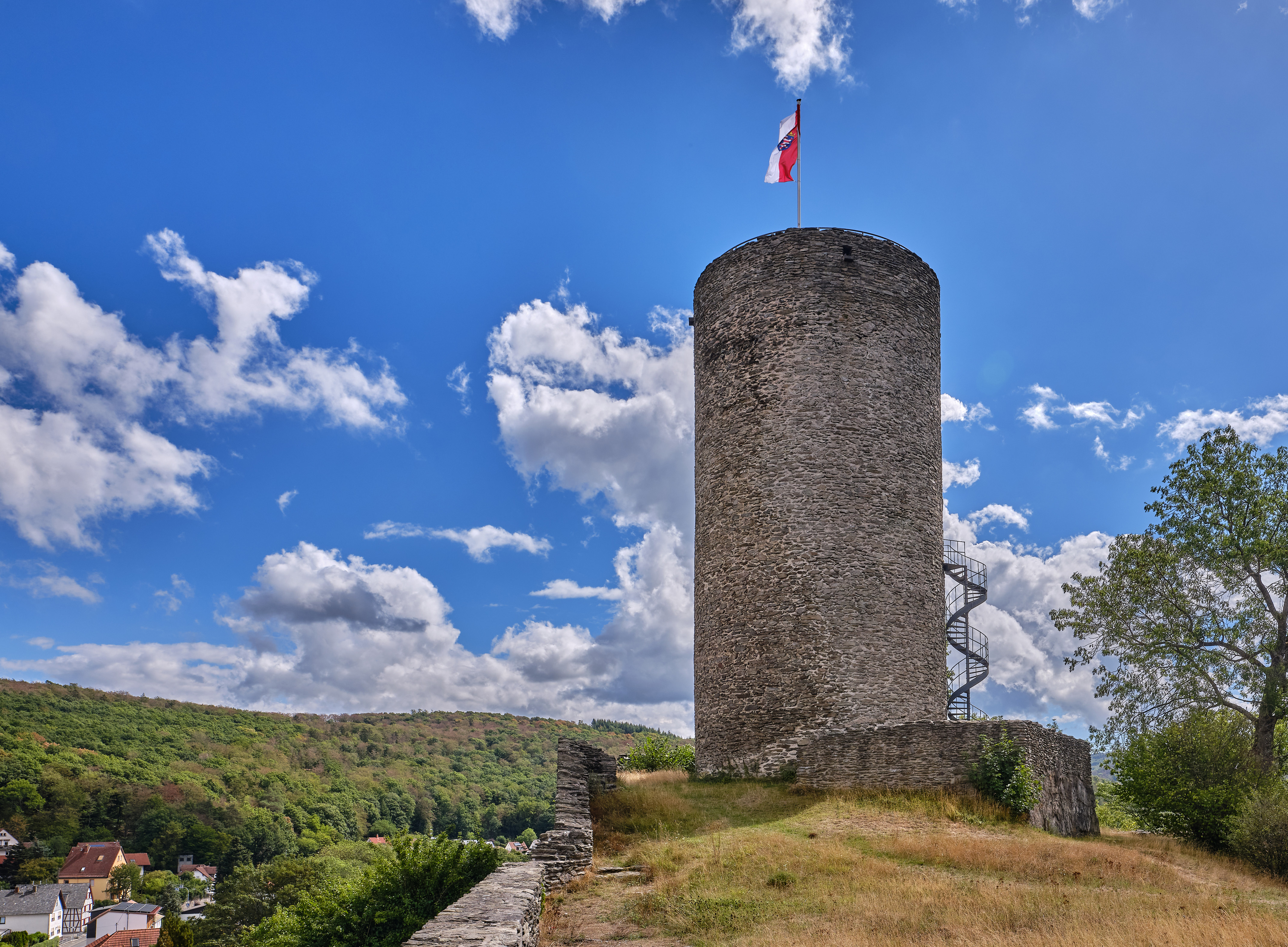 Burgruine Altweilnau mit dem Bergfried
