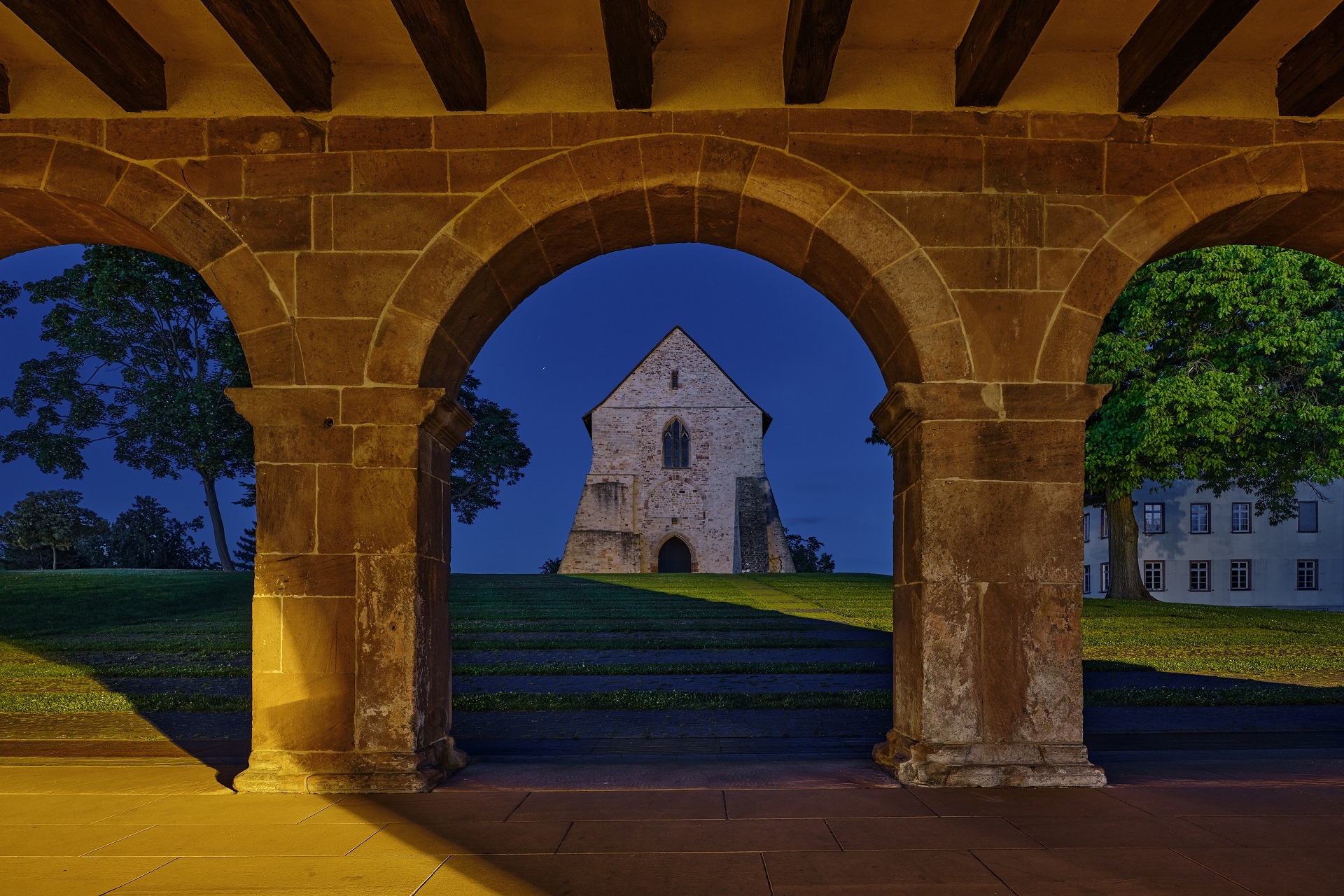 Abendlicher Blick durch die Torhalle auf das Kirchenfragment
