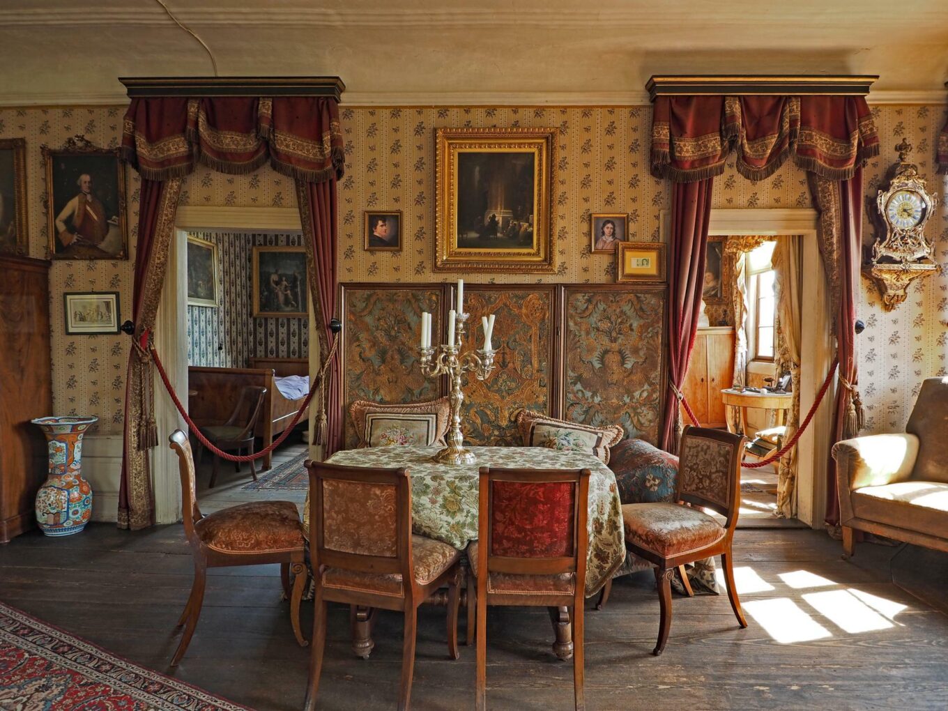 Brentano-Haus, Blick in die Goethe-Kabinette