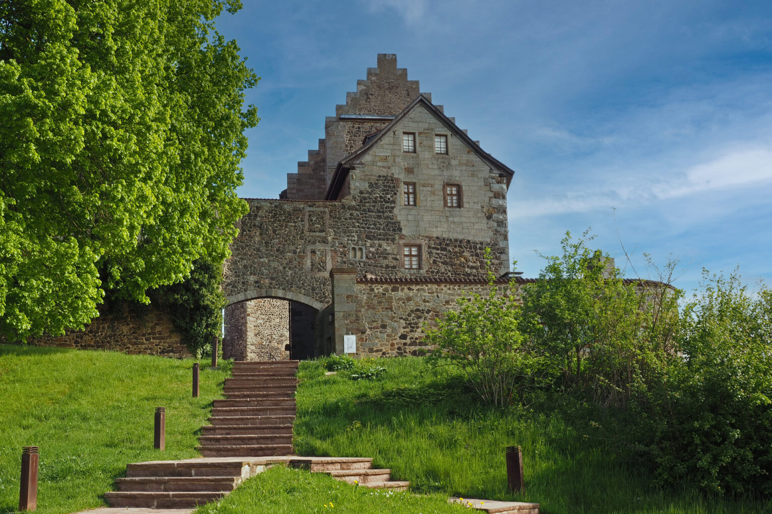 Burg Fürsteneck, Blick auf das Burgtor
