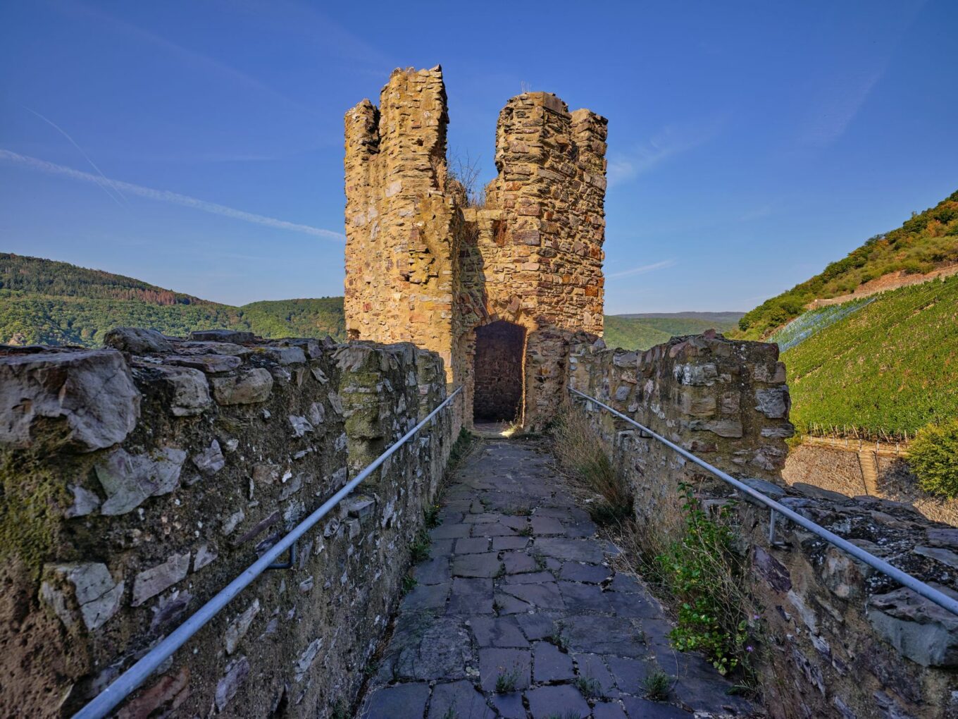 Ruins of Ehrenfels Castle, shield walls