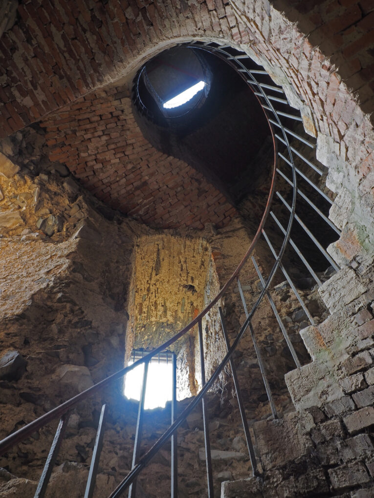 Ruins of Merenberg Castle, spiral staircase