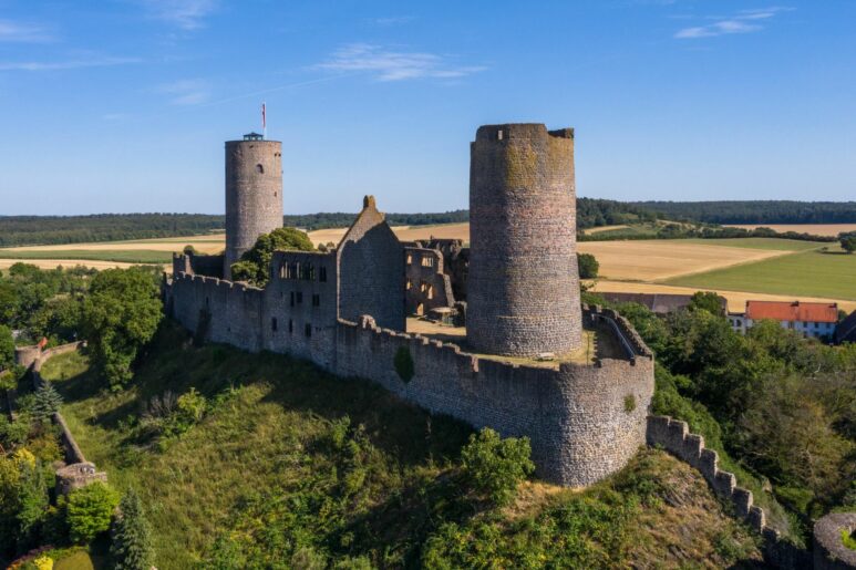 Blick auf die Burgruine Münzenberg mit den zwei Bergfrieden und dem Falkensteiner Palas