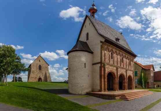 Blick auf die Torhalle des Kloster Lorsch, im Hintergrund das Fragment der Nazarius Baslilika