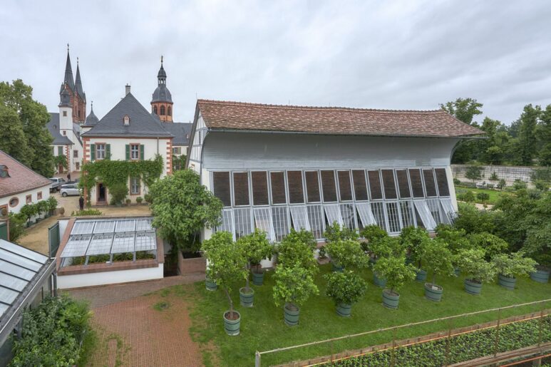 Links neben der Klosterorangerie, halb im Boden, liegt das neue Ananashaus