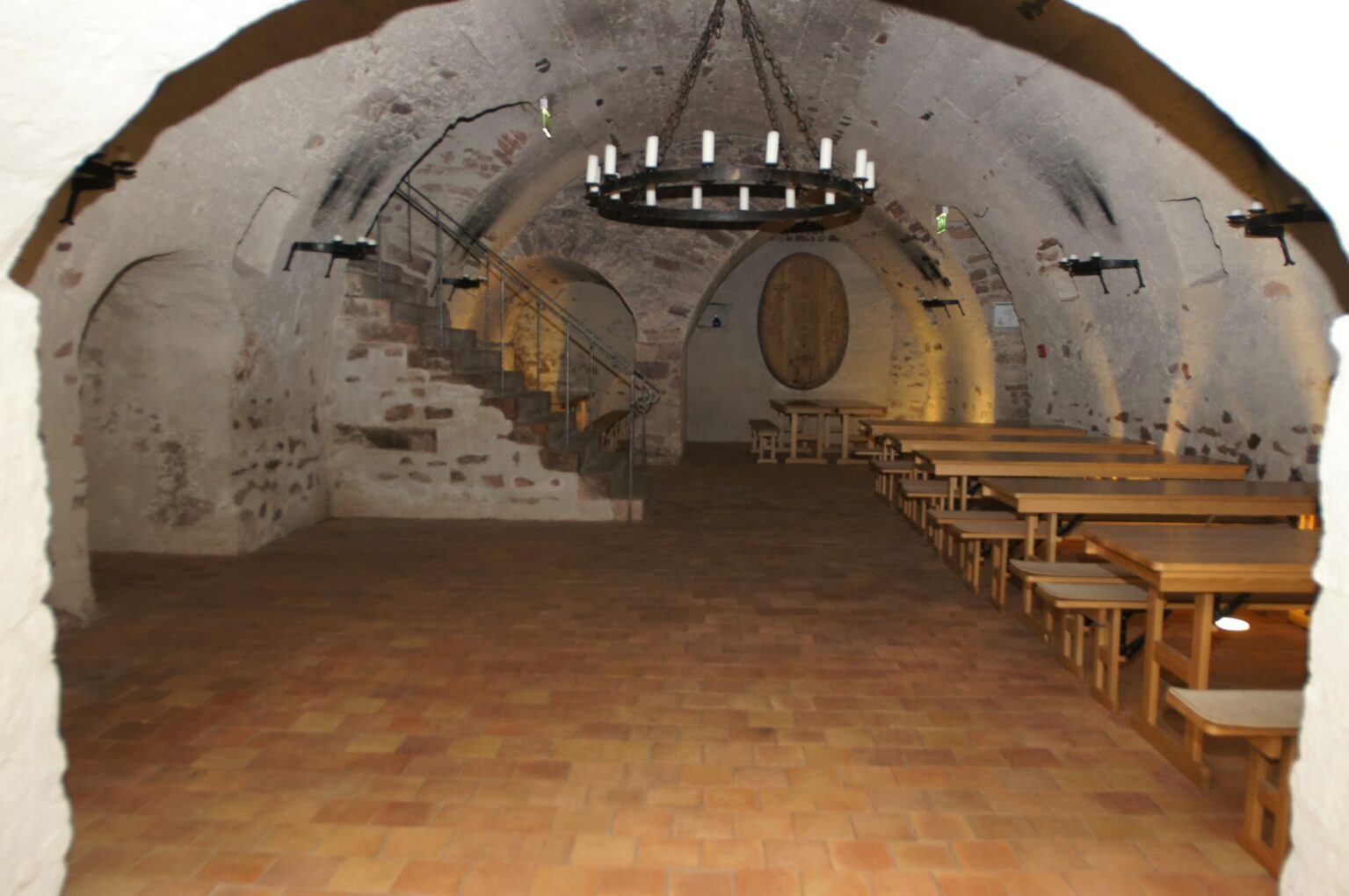 Blick in den Weinkeller im Kloster Seligenstadt
