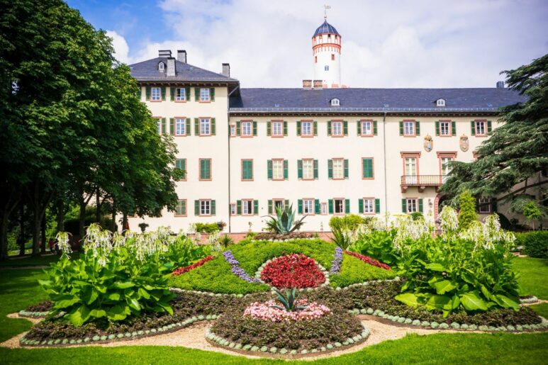 Blick auf Teppichbeet im Obergarten des Schlosspark Bad Homburg. Im Hintergrund der Königsflügel des Schlosses.