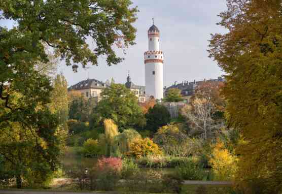 Blick aus dem Schlosspark auf das Schloss Bad Homburg mit Weißem Turm im Herbst
