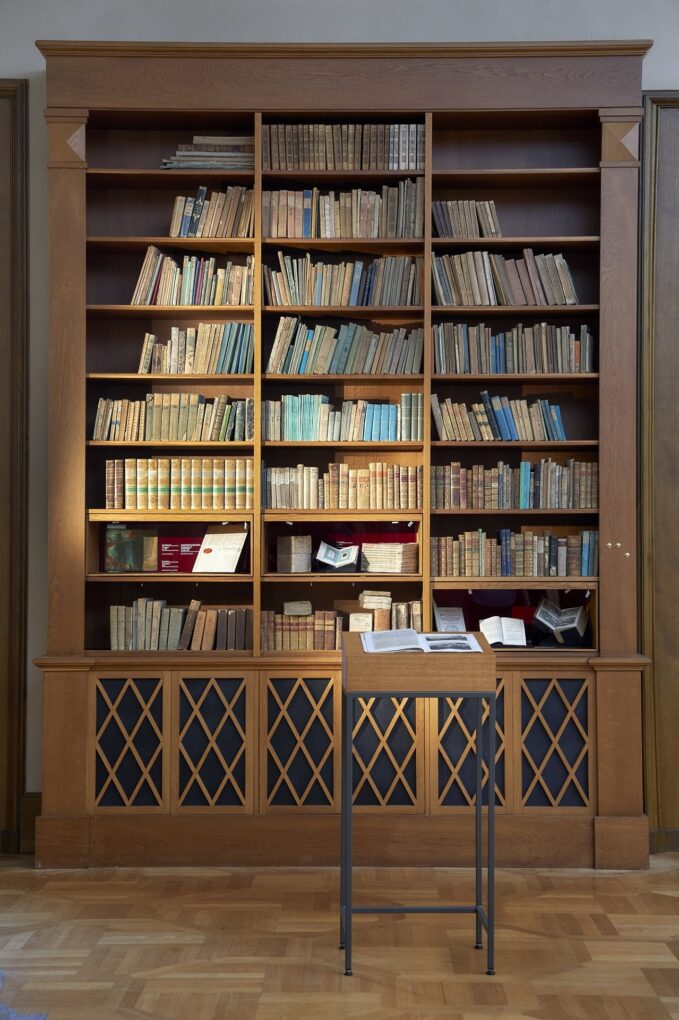 In the adjacent historical library, the exhibits are explained via books.