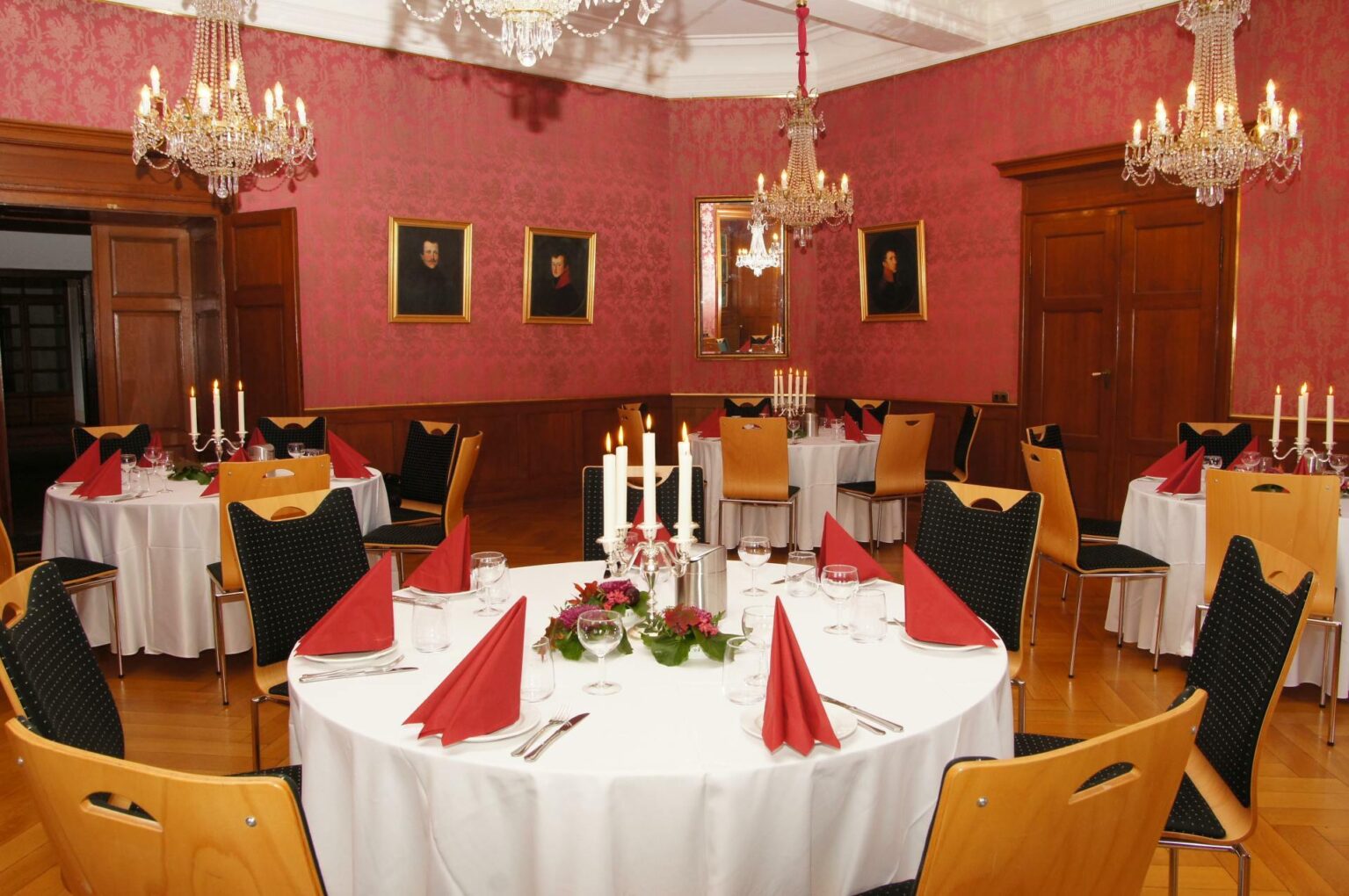 Der Louissaal in Schloss Homburg mit festlich dekorierten Tischen