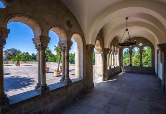 Blick aus der Romanischen Halle auf die Terrasse in Schloss Homburg