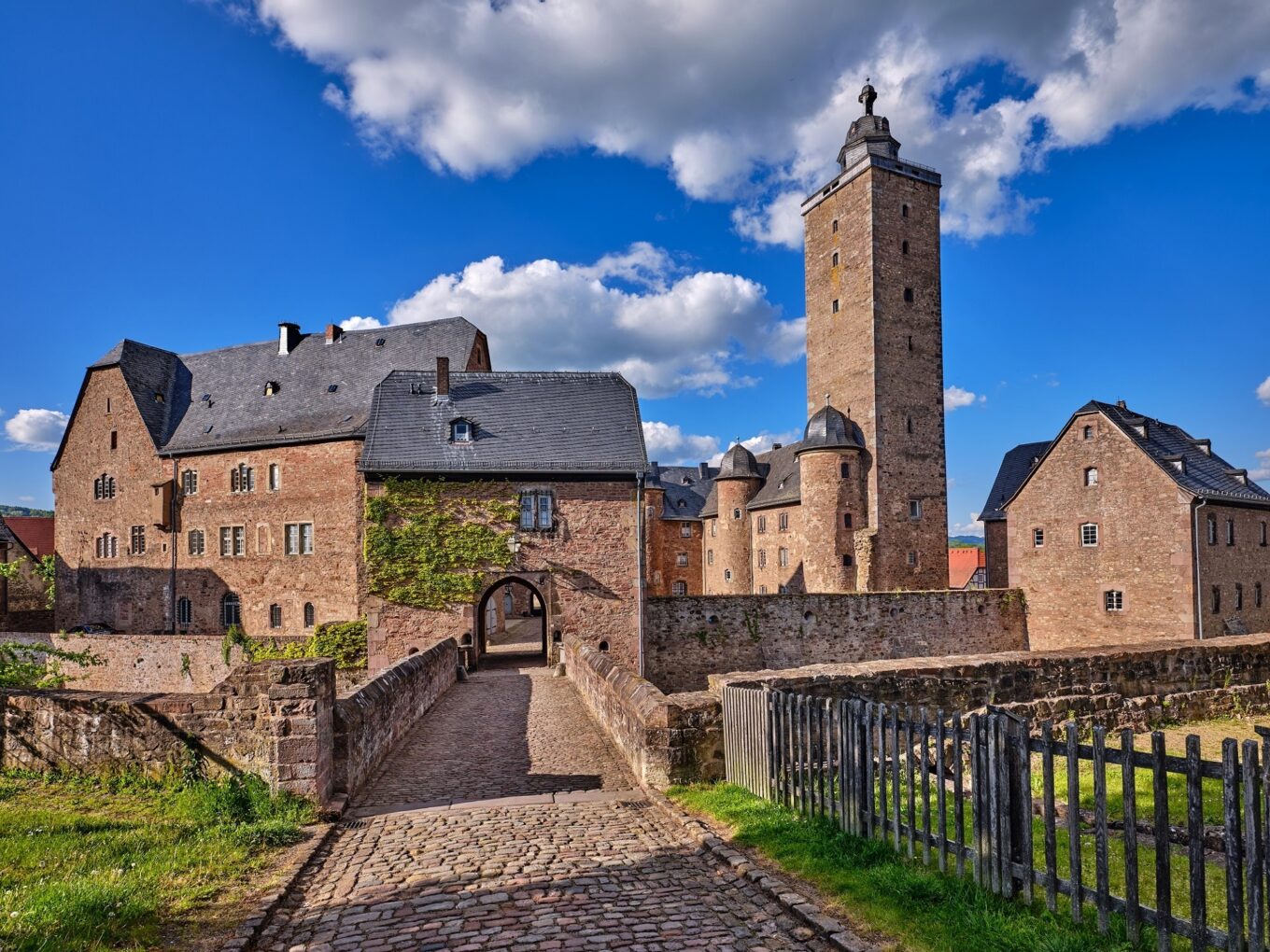 Blick auf den Zugang und das südliche Torhaus von Schloss Steinau
