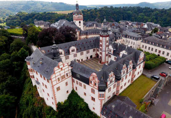 Luftbild von Schloss Weilburg mit Schlossgarten im Hintergrund