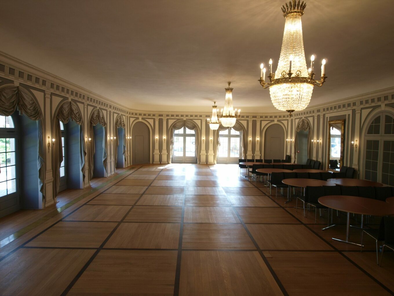 Der große Arkadensaal bevor die Tische für eine Feierlichkeit aufgebaut werden
