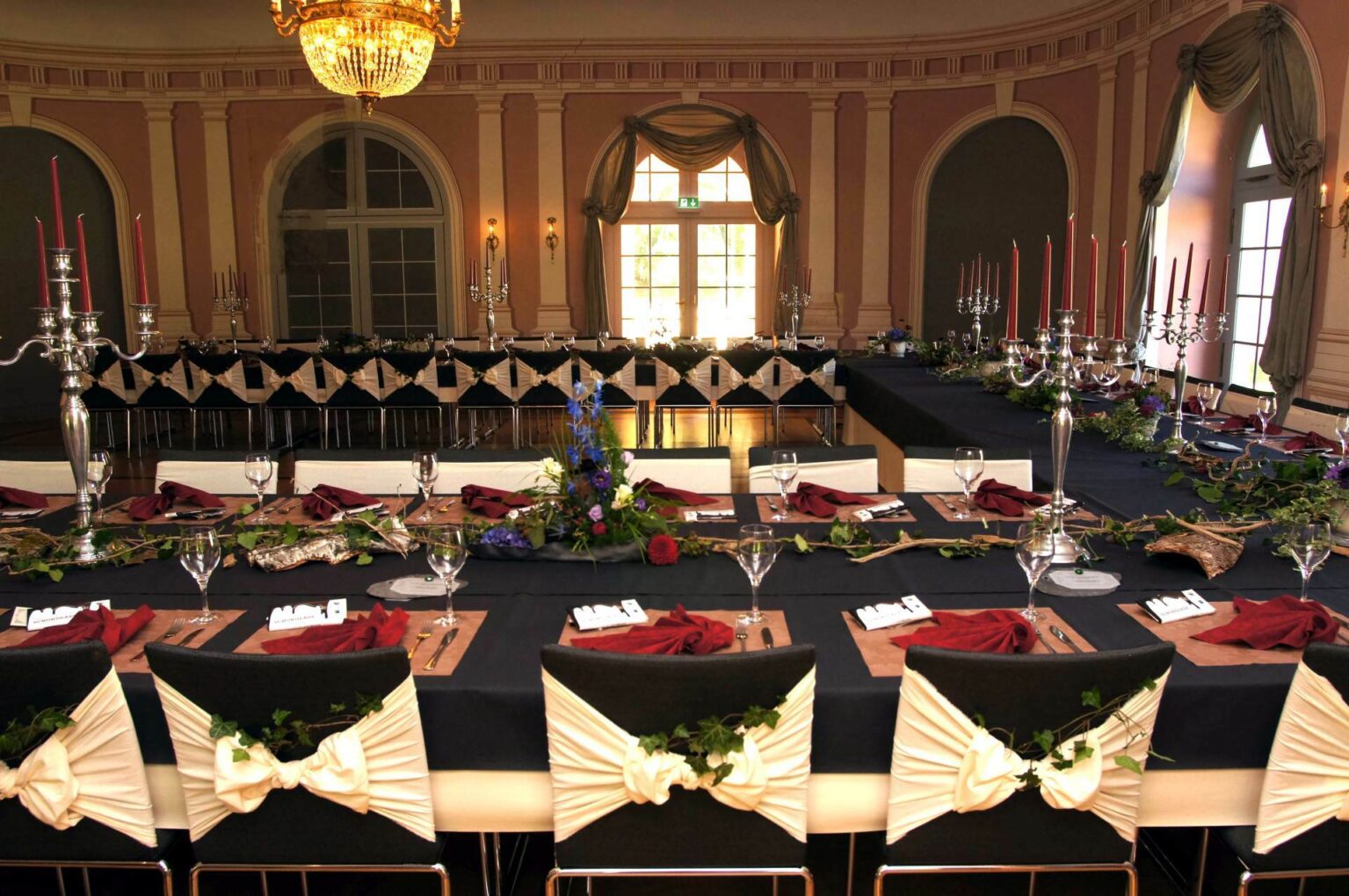 Der kleine Arkadensaal in Hanau-Wilhelmsbad mit festlich dekorierten Tischen