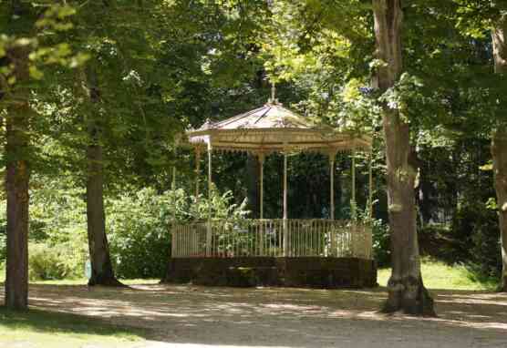 Musikpavillon im Staatspark Hanau-Wilhelmsbad umgeben von Bäumen