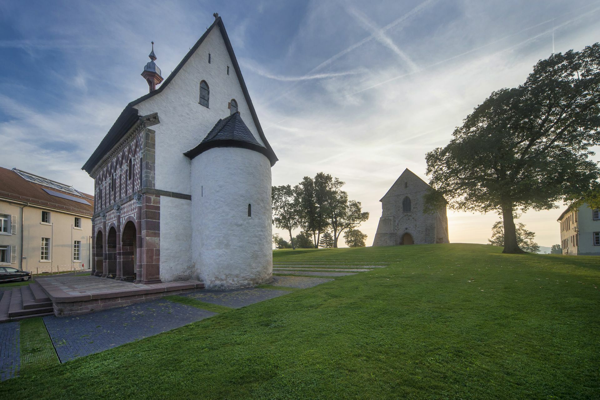 Blick auf die sogenannte Königshalle und das Kirchenfragment auf dem grünen Hügel von Kloster Lorsch