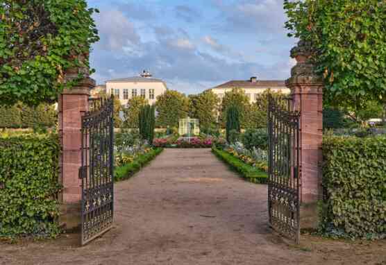 Blick durch das Tor in den Prinz Georg Garten