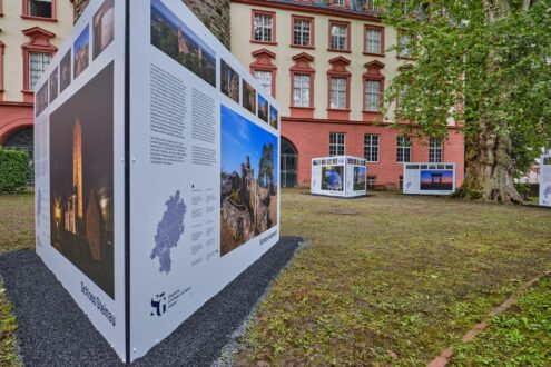 Schloss Erbach hat ein neues Highlight: eine Tafelausstellung mit Fotografien von Michael Leukel. © Staatliche Schlösser und Gärten Hessen, Foto: Michael Leukel