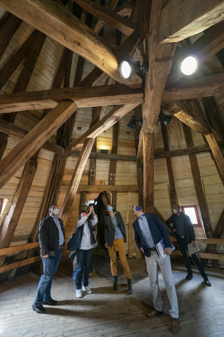 Holzkonstruktion direkt unter dem Spitzdach