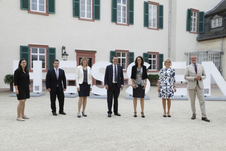 Festakt mit HESSEN-Buchstaben zum Geburtstag des Landes am Bad Homburger Schloss