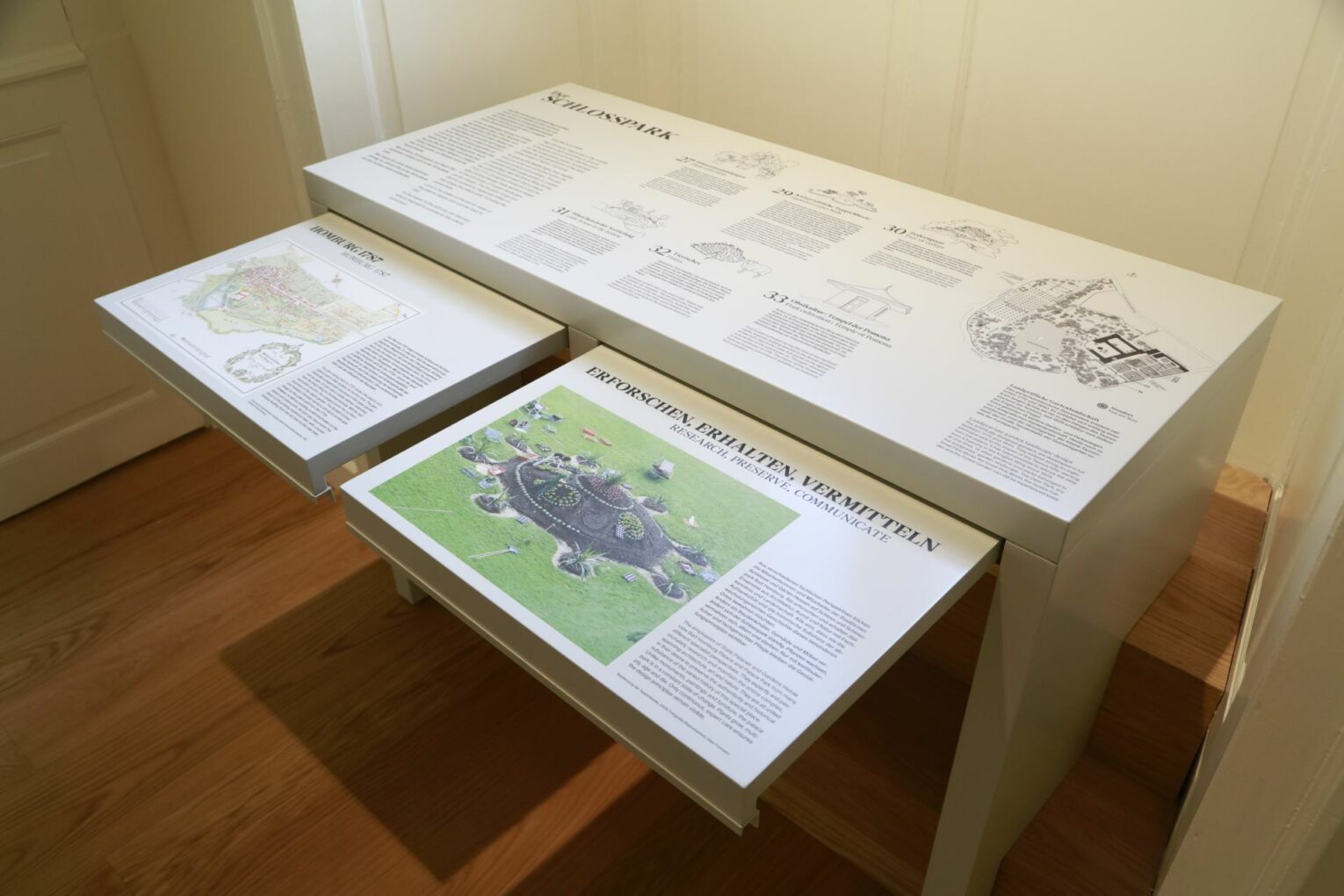 Fensterplatz zum Obergarten: Dieser Tisch mit Auszügen stellt den historischen Schlosspark und seine Besonderheiten vor.
