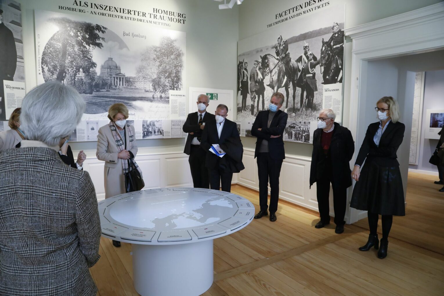 Erste Rundgänge in der Schau: Ein Medientisch stellt eine Auswahl ehemaliger Hohenzollern-Schlösser vor und wie sie heute genutzt sind.