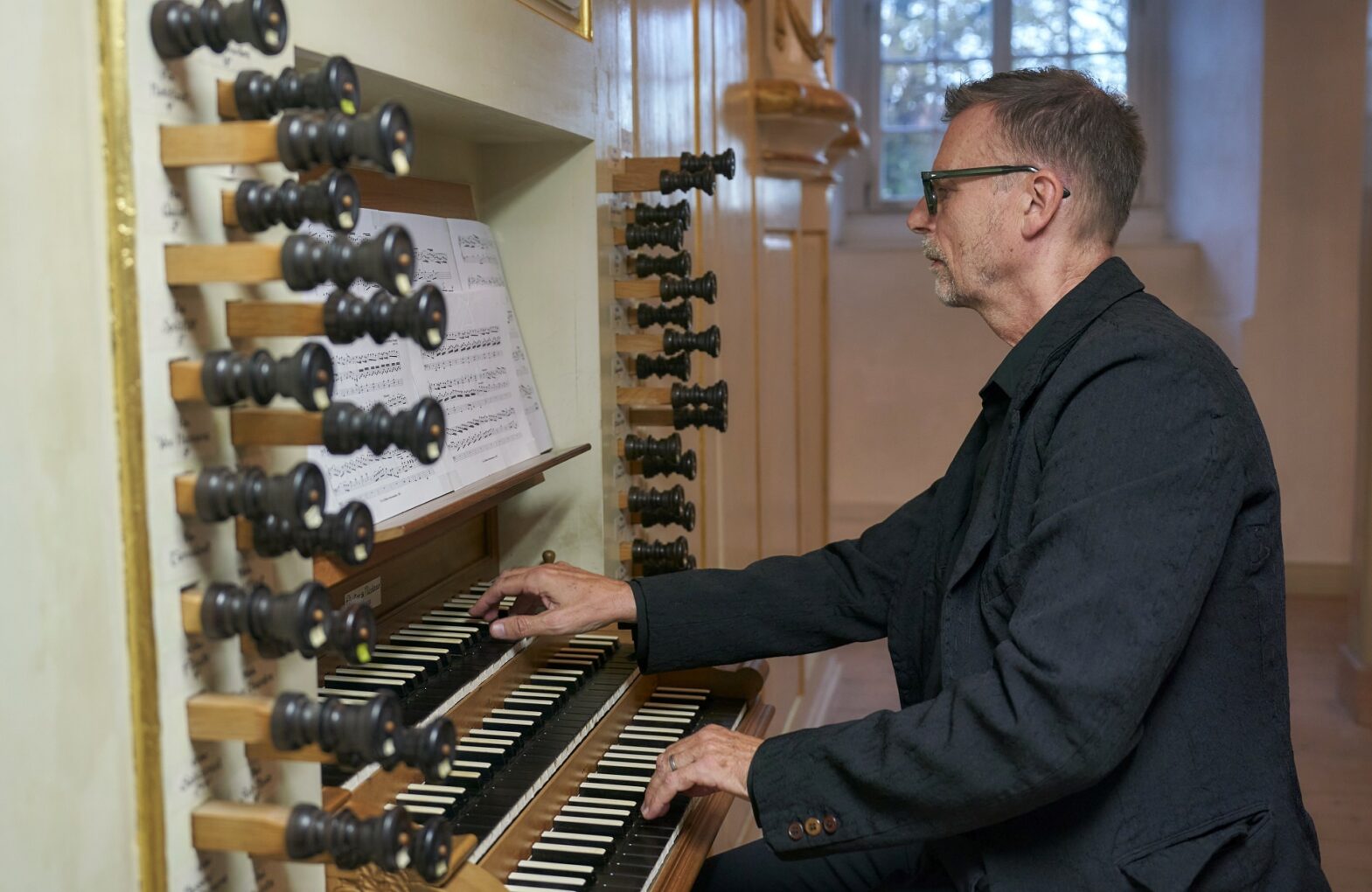 Olaf Joksch-Weinandy an der Bürgi-Orgel