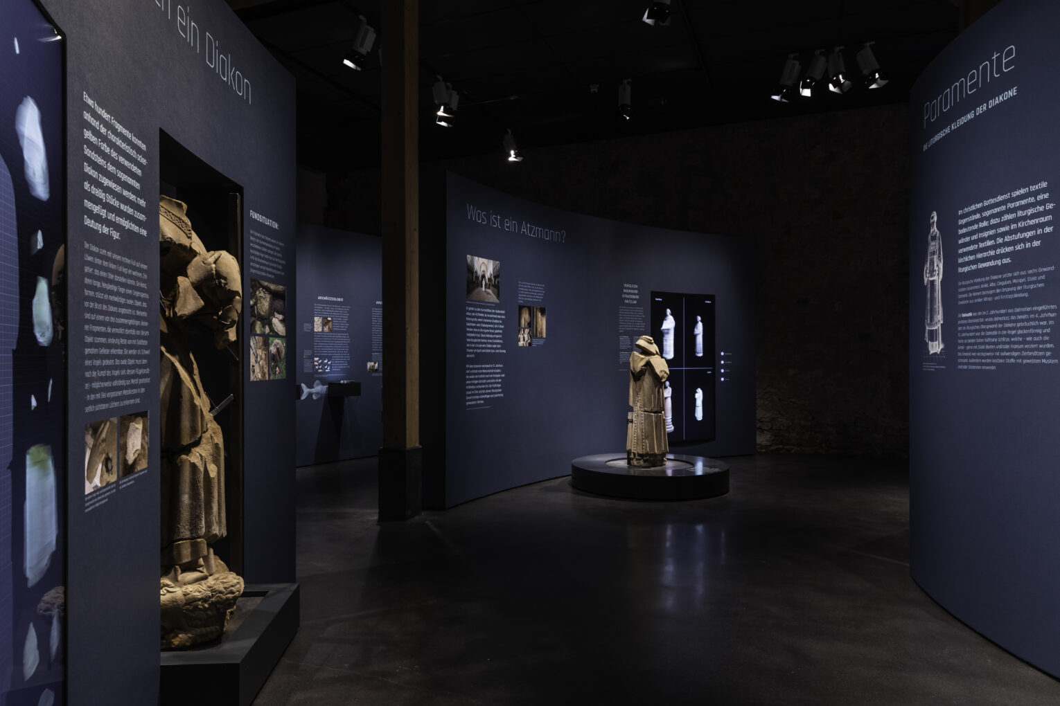 Blick in die Ausstellung mit dem kopflosen"Atzmann" als zentraler Skulptur.