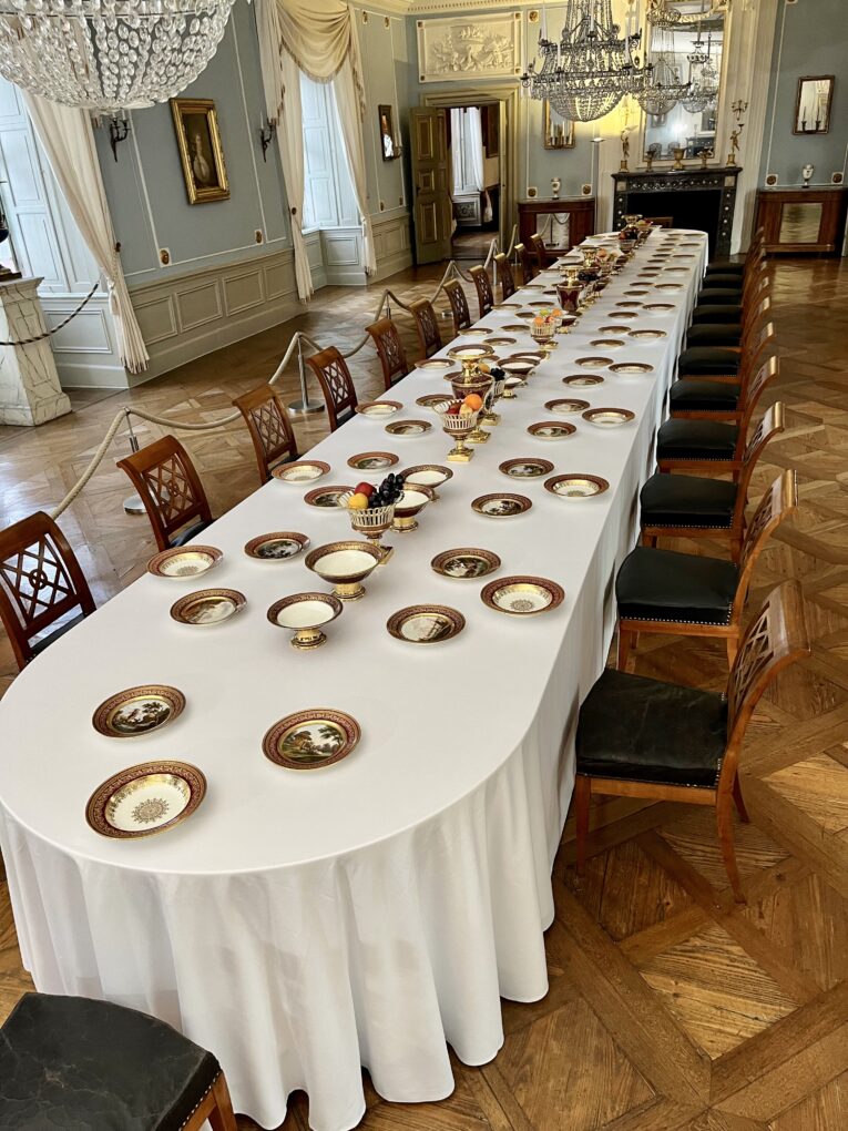 Speisesaal Schloss Weilburg mit Pariser Hofservice von Feuillet