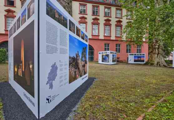 Schloss Erbach hat ein neues Highlight: eine Tafelausstellung mit Fotografien von Michael Leukel. © Staatliche Schlösser und Gärten Hessen, Foto: Michael Leukel