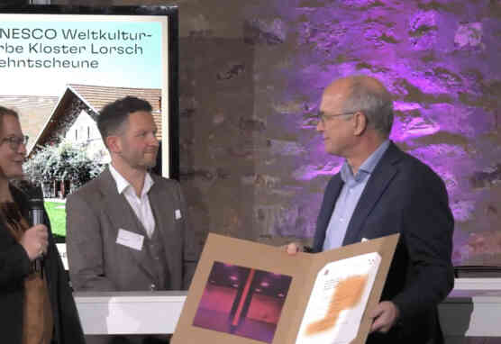 Peter Sichau vom Architekturbüro Sichau & Walter BDA in Fulda nimmt die Anerkennung bei der Preisverleihung entgegen