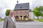 Dr Hermann Schefers mit der Torhalle
